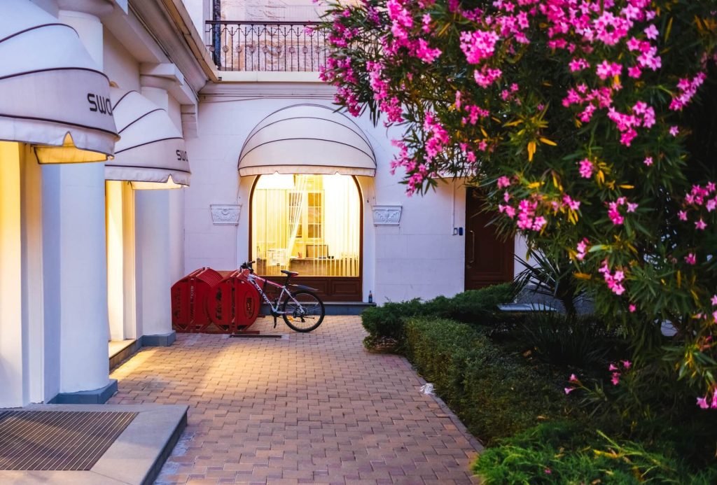 Sauberer Innenhof eines Hauses nach einer Entrümpelung mit Blumen und Eingang